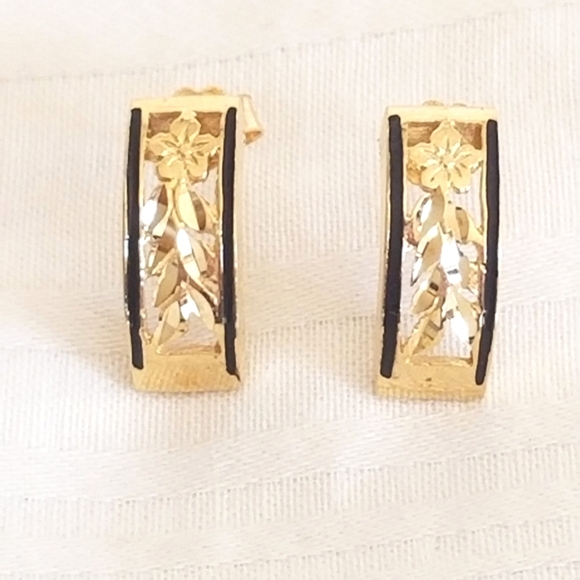 14K Gold Hawaiian Flower Diamond Cut Earrings